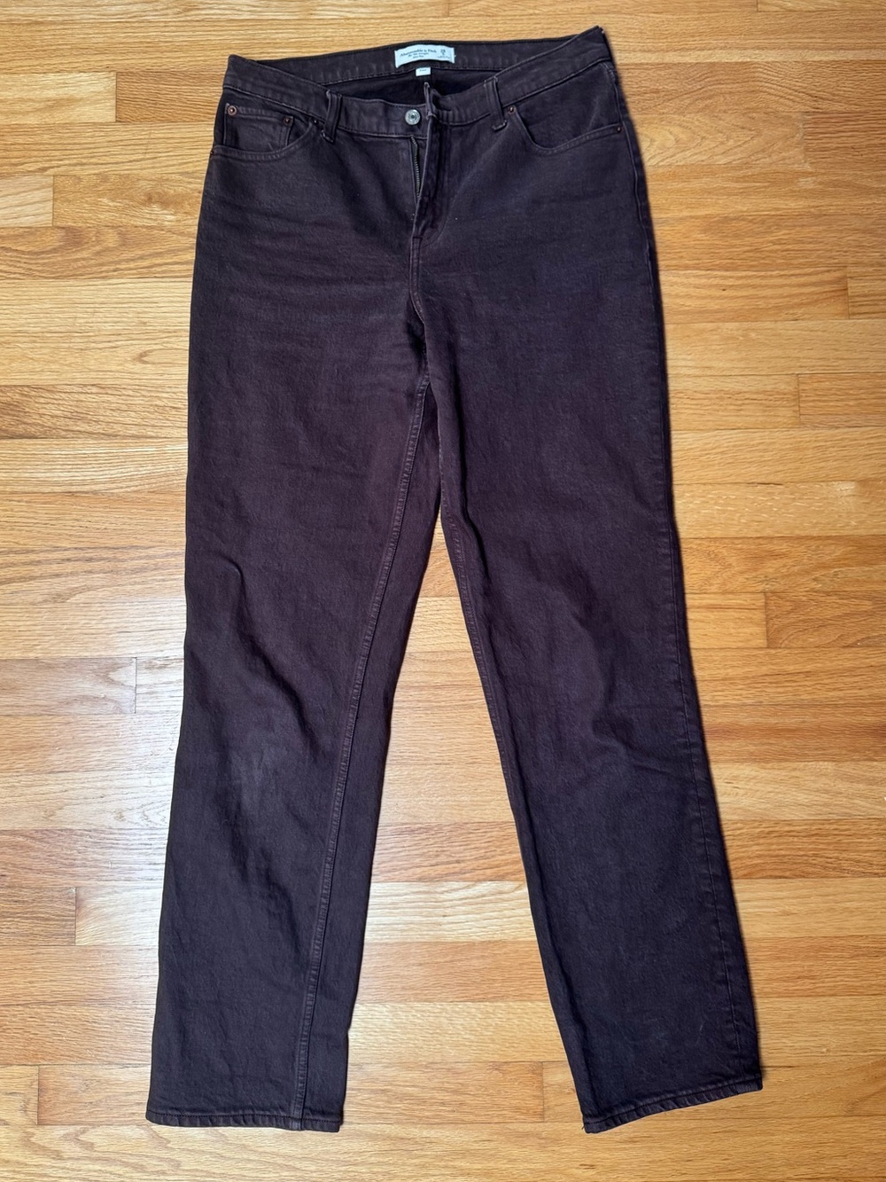 Abercrombie 90s Straight Mid Rise Jean in Burgundy